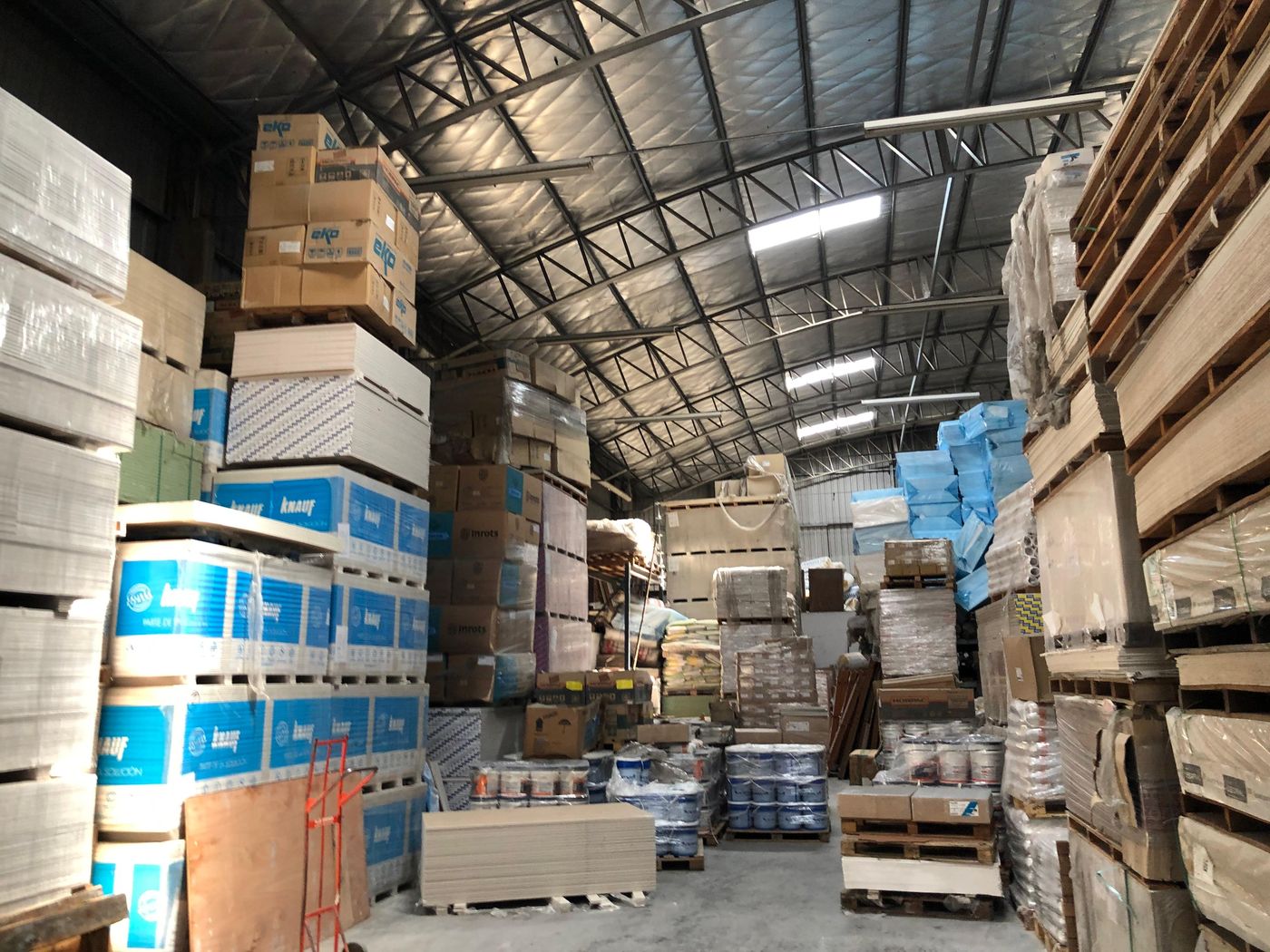 Depósito de materiales ordenado en almacén industrial
